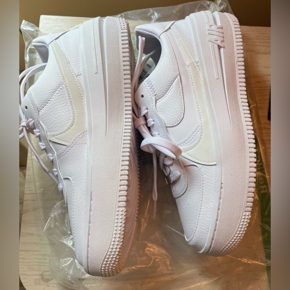 Women’s Nike Air Force 1’s Platforms. Triple White Size 8 NWOT. - Picture 4 of 8
